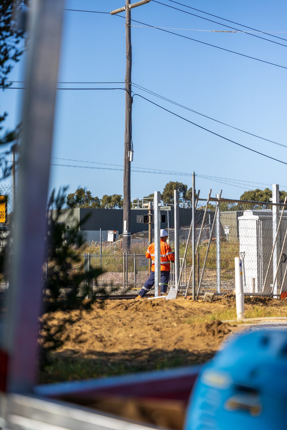 RMF technician installing fencing alongside the rail corridor on the Metronet Thornlie–Cockburn Link